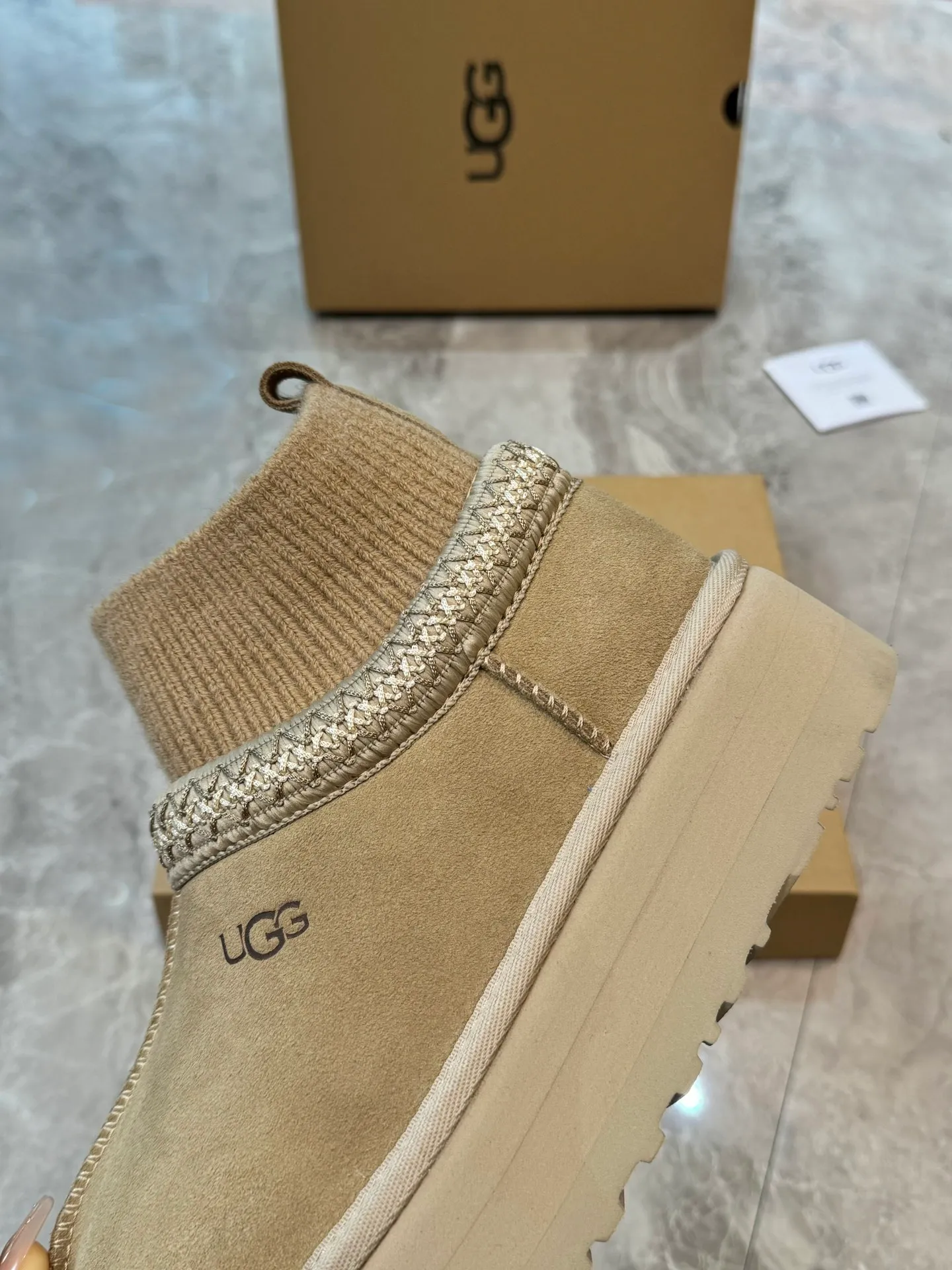 Self-pickup 💰520 New snow boots 1125956 Ethnic style plus sock cover, the sock cover is inserted into the wool. The surface is made of imported silk cow suede, and the inner part is made of Longfeng fur. Foam outsole has light anti-slip characteristics. Four colors, 35-40